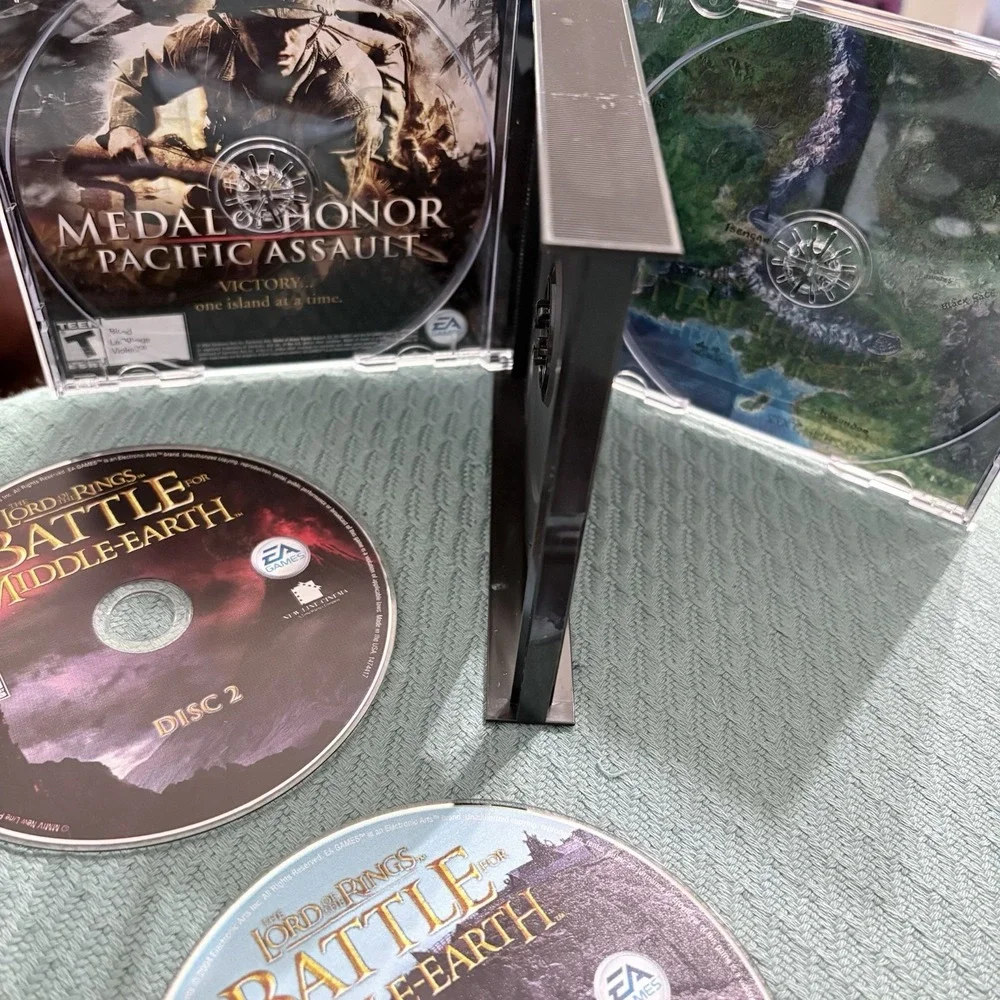 The Lord of the Rings: The Battle for Middle-Earth PC Game - Complete 4 Disc Set